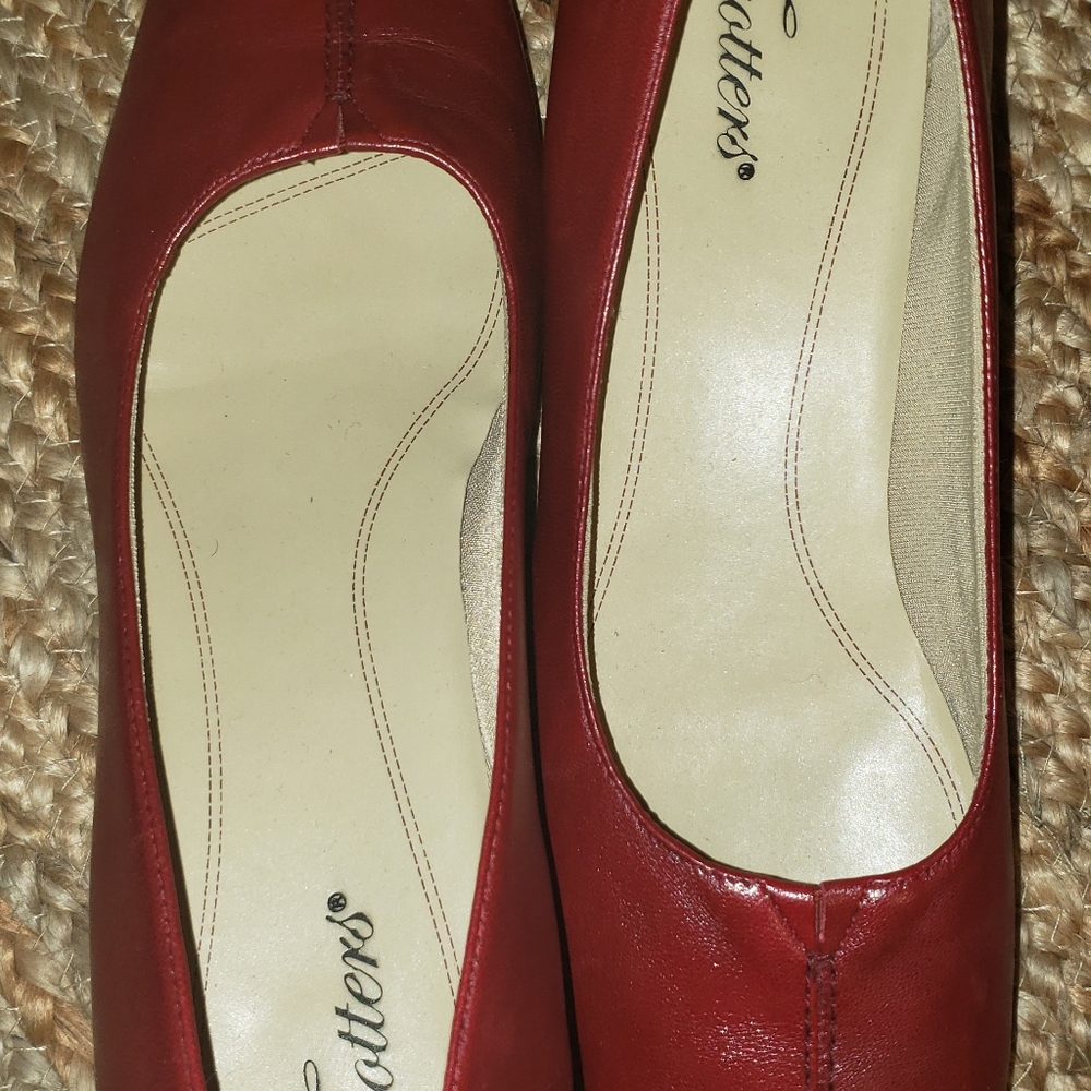 Women Red Trotters low heels  shoes.